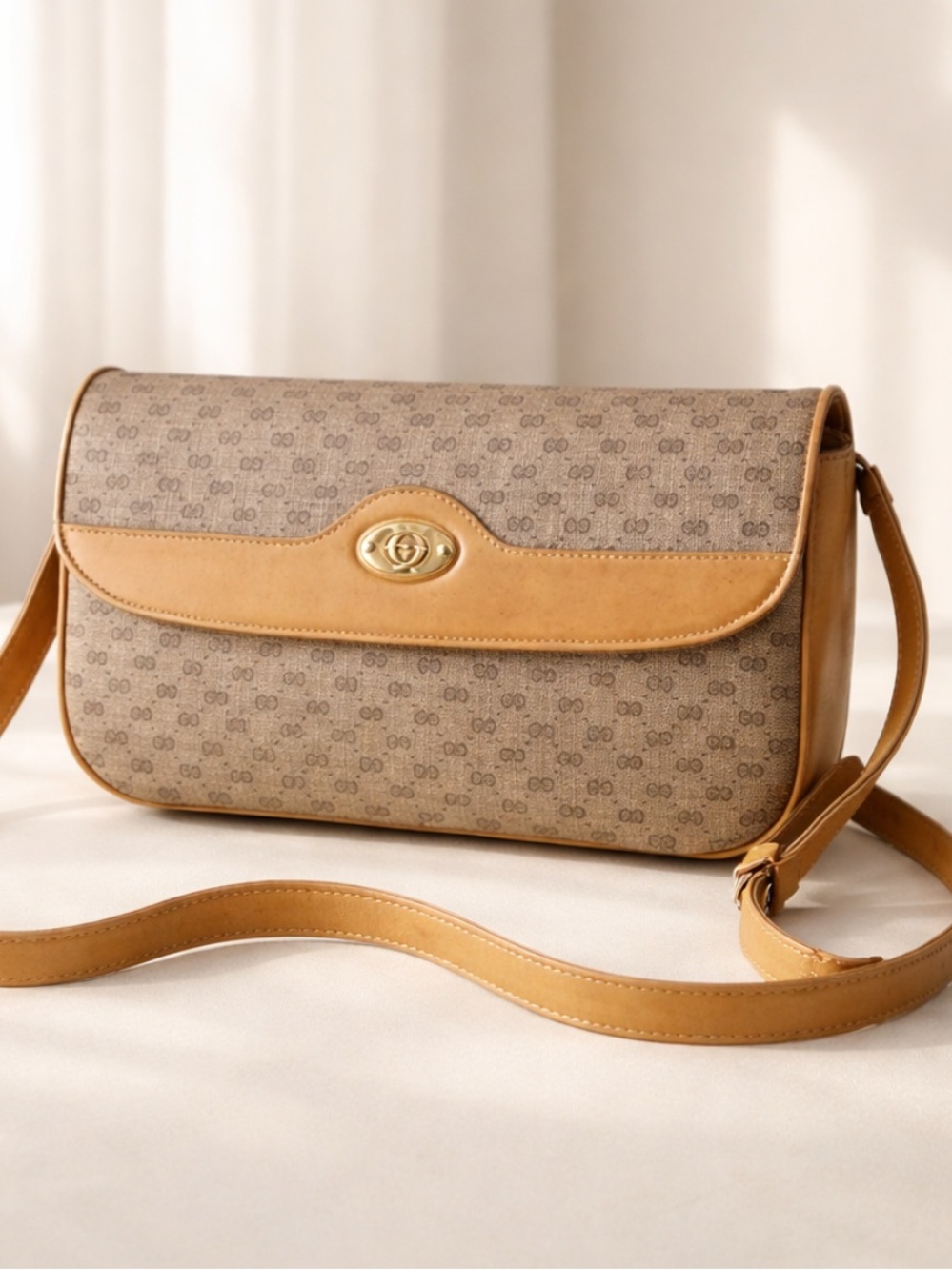 Authentic Gucci Leather Crossbody/Shoulder Bag.
